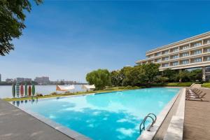 Bazén v ubytování Radisson Blu Hotel Wuhan ETD Zone nebo v jeho okolí