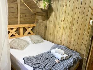 Habitación con cama en una cabaña de madera en Pousada Anjos da Serra, en Urubici
