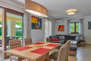una sala de estar con una mesa y un sofá en VILLA GIOVANNA POREC, en Poreč