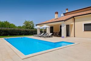 una piscina frente a una casa en VILLA GIOVANNA POREC, en Poreč