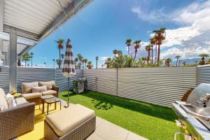 patio z trawą i ogrodzeniem w obiekcie Upscale Uptown Permit# 5251 w mieście Palm Springs
