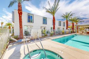 Willa z basenem i palmami w obiekcie Upscale Uptown Permit# 5251 w mieście Palm Springs