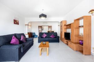 una sala de estar con un sofá y una mesa en IM On House of Organa, en Lagos