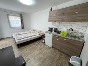 een kleine keuken met een bed in een kamer bij Freedom Apartman in Mórahalom