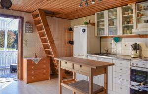 una cocina con nevera y una escalera. en Awesome Home In Kyrkhult With House A Panoramic View en Kyrkhult