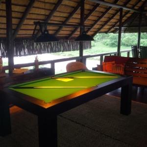 Una mesa de billar en River House Lodge