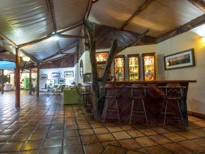 eine Bar in einem Zimmer mit einem Baum in der Unterkunft Tintswalo Siankaba in Livingstone