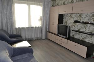 a living room with a tv and a couch at Apartments on Primorskaya in Zelenogradsk