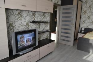 a living room with a tv on a cabinet at Apartments on Primorskaya in Zelenogradsk