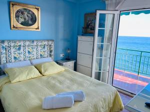 1 dormitorio con 1 cama y vistas al océano en MagicViews by gms apartamentos en Fuengirola