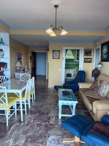 sala de estar con sofá y mesa en MagicViews by gms apartamentos en Fuengirola