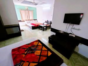 TV a/nebo společenská místnost v ubytování STAYMAKER Chakra Nayan Tara Sonu Inn