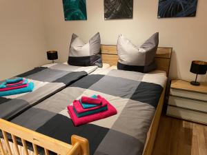 1 dormitorio con 1 cama con 2 toallas en Ferienhaus Saphir - Vor der Küste Boltenhagens barrierefreies Haus, en Damshagen