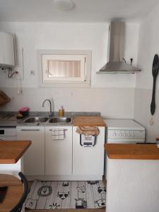 A kitchen or kitchenette at NIUMAR Acogedor apartamento muy luminoso con terraza