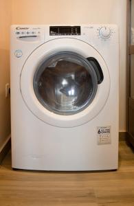 アテネにあるΑcacia House - Fully Equipped Apartment in Glyfadaの白い洗濯機