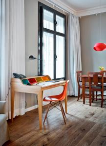 een kamer met een bureau met een stoel en een tafel bij Hotel Wedina an der Alster in Hamburg