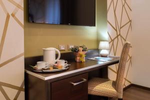 Příslušenství pro přípravu čaje a kávy v ubytování Catone District Hotel