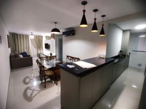 cocina y sala de estar con mesa y sillas en Res Mirante 103, en Bombinhas