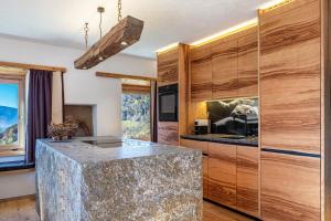 una cocina con una gran encimera de mármol en una habitación en Spornberg Mountain Living Ostberg, en Soprabolzano