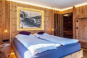 1 dormitorio con 2 camas y una foto en la pared en Spornberg Mountain Living Ostberg, en Soprabolzano