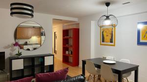 ein Wohnzimmer mit einem Tisch und einem Esszimmer in der Unterkunft LC Apartamentos César Augusto in Saragossa