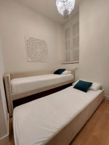 Posteľ alebo postele v izbe v ubytovaní Hidden Gem Pasquin Suites in Mercado Central + 37 fotografií