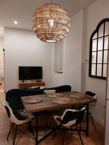 Televízia a/alebo spoločenská miestnosť v ubytovaní Hidden Gem Pasquin Suites in Mercado Central
