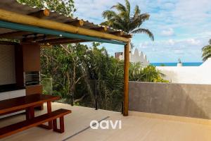 a view of the beach from the balcony of a villa at Qavi - Casa fantástica no condomínio Vista Hermosa #CasaNanu09 in Pipa