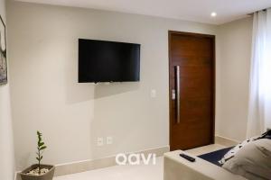 uma sala de estar com uma televisão de ecrã plano na parede em Qavi - Casa fantástica no condomínio Vista Hermosa #CasaNanu09 em Pipa
