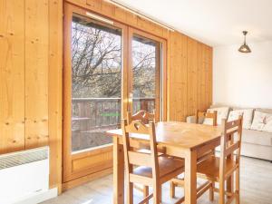 a dining room with a table and a window at Les Grizzlis - 22 - Appart montagne PMR - 4 pers in Saint-Sorlin-dʼArves