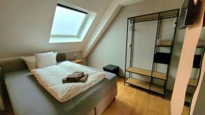 een kleine kamer met een bed en een raam bij Gästehaus Dahmen in Stolberg