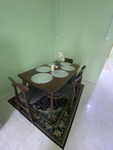 マスジッド・タナにあるGreen Home Homestay Melakaのダイニングルーム(テーブル、椅子付)