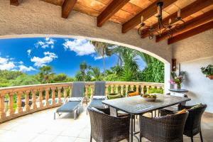 a patio with a table and chairs on a balcony at 3010 - Schönes mediterranes Ferienhaus in Costa de la Calma in Costa de la Calma