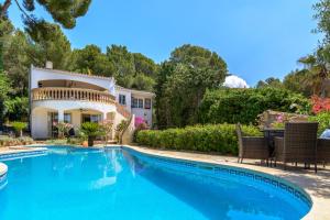 a swimming pool in front of a house at 3010 - Schönes mediterranes Ferienhaus in Costa de la Calma in Costa de la Calma