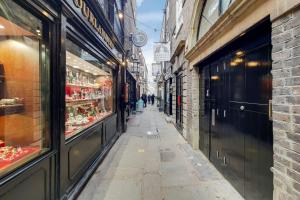 Un callejón vacío en una ciudad con tiendas. en Roomspace Serviced Apartments - Brewers Lane, en Richmond