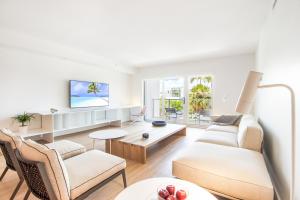 uma sala de estar com um sofá e uma mesa em Beach Haus Residences em Bal Harbour