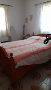 1 dormitorio con 1 cama grande con sábanas rojas y blancas en flowerhouse Sukuta Gambia en Sukuta