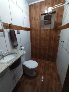 a bathroom with a toilet and a sink at Chácara em Ibiúna São Roque a 70km de SP com piscina e wi-fi in Ibiúna