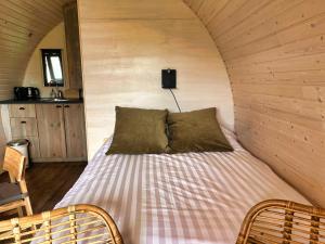 een slaapkamer met een bed in een kleine kamer bij Pod Hotelkamer aan het water in Dokkum