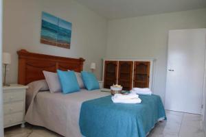 1 dormitorio con 1 cama con toallas en Benal Beach 327, en Benalmádena