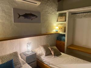 una camera con un letto e un disegno di pesce sul muro di Villa Grace a La Maddalena