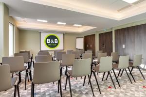 リールにあるB&B HOTEL Lille Lillenium Eurasantéの会議室(椅子、プロジェクションスクリーン付) +43枚の写真