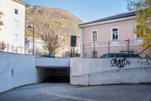 ボルツァーノにあるLauben Houseの山を背景にした都市のトンネル