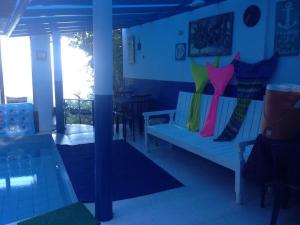een woonkamer met een bank en een tafel bij Anilao Cliffhouse in Mabini
