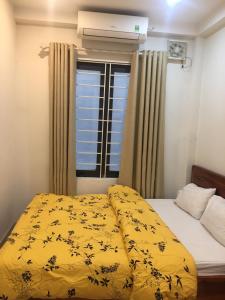 Postel nebo postele na pokoji v ubytování Nam Cường Motel - Phòng đơn có cửa sổ thoáng mát khép kín - Thang máy