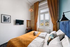 um quarto com uma cama e uma janela em Giselle Vintage Doubles - Adults Only em Budapeste