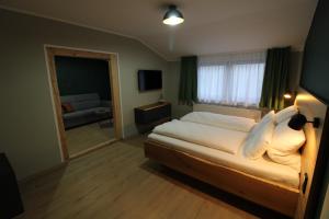 Postel nebo postele na pokoji v ubytování DER Hirsch Hotel