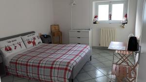 sypialnia z łóżkiem z czerwono-białym kocem w obiekcie Bonsai - Bed & Breakfast w mieście Pesaro