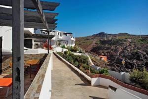 a house with a view of a mountain at Faro de Sardina Frente al Mar in Gáldar