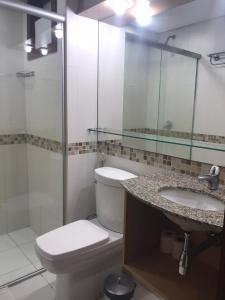 W łazience znajduje się toaleta, umywalka i prysznic. w obiekcie Kariri Beach - Suíte Standard w mieście Cumbuco